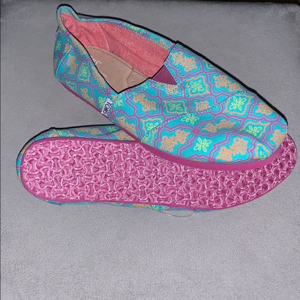 Women’s Tom’s new without tag